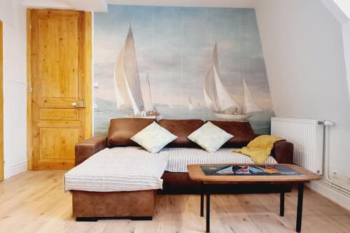 uma sala de estar com um sofá e uma mesa de centro em *Villa Marine*La Vigie - Duplex em Coudekerque-Branche