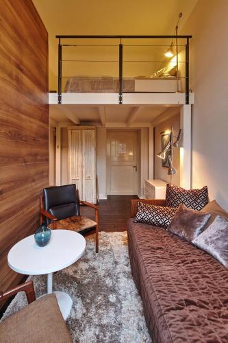 a living room with a couch and a bunk bed at Hadley's Bed and Breakfast in Hamburg
