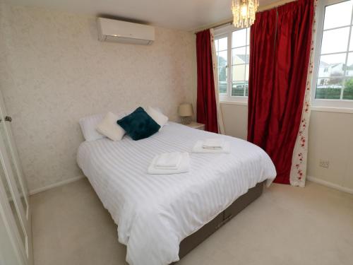 um quarto com uma cama com duas toalhas em Lamorna em Helston