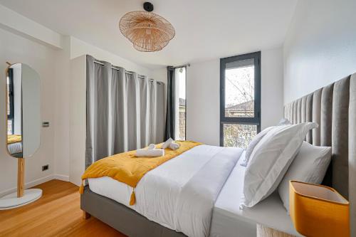 1 dormitorio con cama grande y ventana grande en L'Eden - Maison architecte 235m2 Disney, en Le Perreux-Sur-Marne