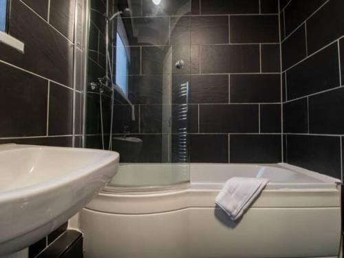 een badkamer met een wastafel, een toilet en een bad bij Pass the Keys Fantastic Coastal House in Tynemouth