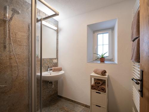 a bathroom with a sink and a shower at Gartenhaus Zur Kröllin in Mayrhofen