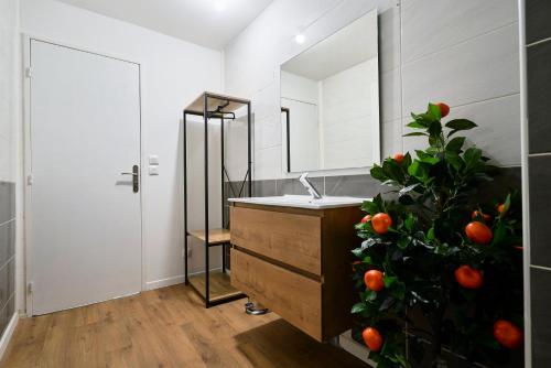 Баня в NG SuiteHome - Lille I Roubaix Barbieux I Montesquieu - Appartement 3 chambres - Netflix - Wifi - Kitchenette