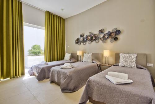 Кровать или кровати в номере Maltese Luxury Villas - Sunset Infinity Pools, Indoor Heated Pools and More!