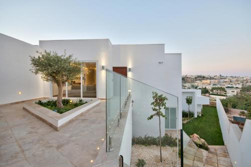 Балкон або тераса в Maltese Luxury Villas - Sunset Infinity Pools, Indoor Heated Pools and More!