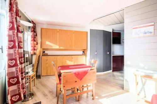 阿沃里亚兹Studio for 4 people with breathtaking view的小型用餐室配有桌椅
