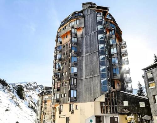 un grand bâtiment au milieu d'une montagne enneigée dans l'établissement Studio for 4 people with breathtaking view, à Avoriaz