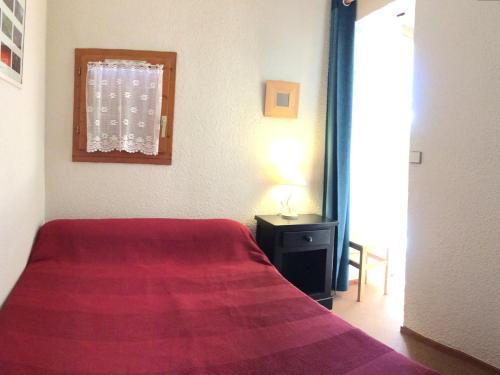 ラ・トゥッスイールにあるStudio La Toussuire, 1 pièce, 4 personnes - FR-1-417-33のベッドルーム1室(赤いベッド1台、窓付)