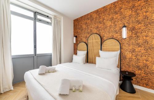 een slaapkamer met een groot wit bed en 2 handdoeken bij Lovely Apartment close to Eiffel Tower in Parijs