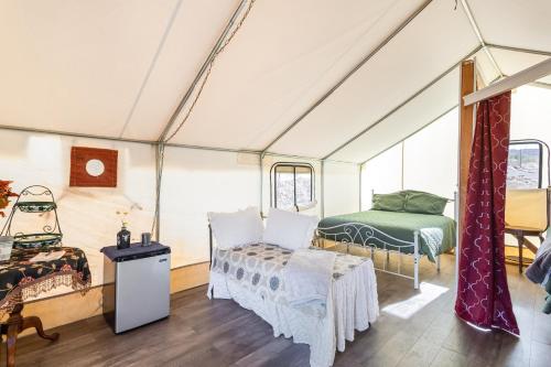 Postel nebo postele na pokoji v ubytování Silver Spur Homestead Luxury Glamping -The Tombstone