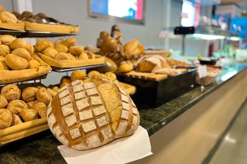 a bakery with loaves of bread and pastries on display at Bungalows Cordial Green Golf in Maspalomas