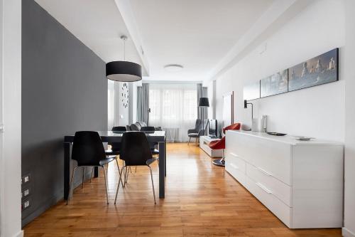 a kitchen and dining room with a table and chairs at La Mejor Zona de Barcelona in Barcelona