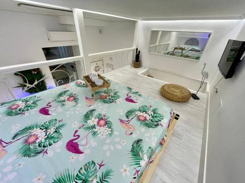 マドリードにあるLos Flamencos, Malasaña Loft Madrid 45mqのベッドルーム1室(ピンクのフラミンゴが付いたベッド1台付)
