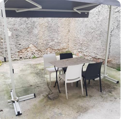 - une table et des chaises sous une tente dans une chambre dans l'établissement La Parenthèse Rémoise, à Reims