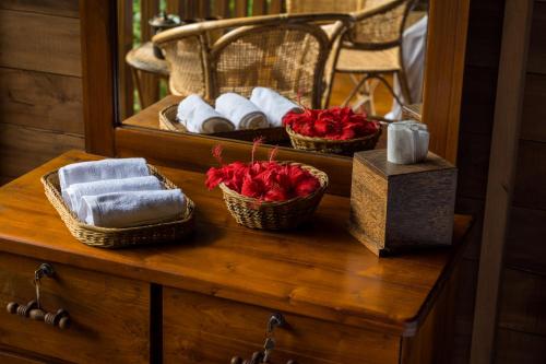 una mesa con dos cestas de toallas y un espejo en Wanakaset Forest Glamping, en Kitulgala
