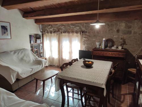 um quarto com uma cama, uma mesa e cadeiras em Maestrazgo Teruel Casa Marco em Luco de Bordón