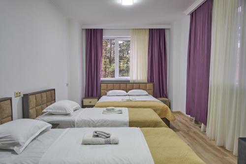 Postel nebo postele na pokoji v ubytování Hotel Lile • სასტუმრო ლილე