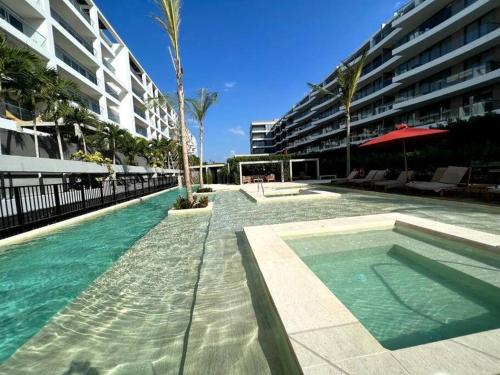 una piscina frente a un gran edificio en Apartamento en Cartagena - Morros Zoe, en Cartagena de Indias