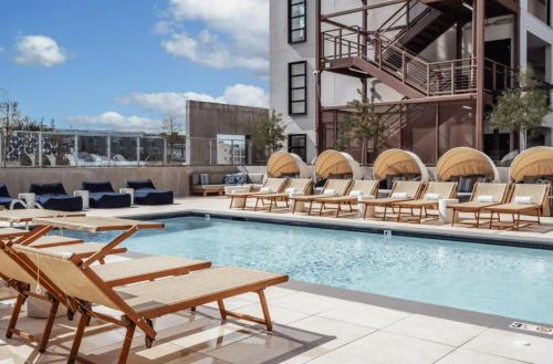 uma piscina com espreguiçadeiras e um hotel em Level Hollywood em Los Angeles