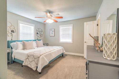 een slaapkamer met een bed en een plafondventilator bij ROYAL LANDING 3BD MTB Friendly in Bentonville