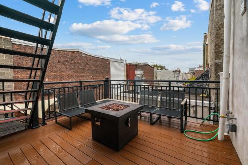 einen Balkon mit zwei Bänken und einem Tisch auf einem Gebäude in der Unterkunft Fishtown Photo Shoot and Meeting Space in Philadelphia