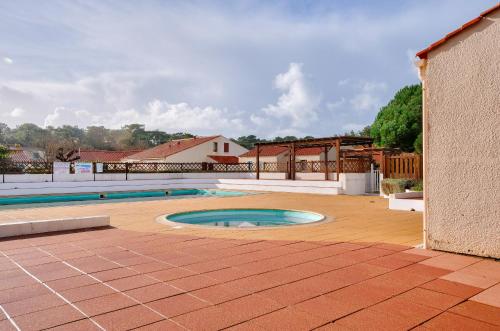 - une piscine au milieu d'un patio dans l'établissement 280m de la plage - Piscine - Séjour à 4, à Saint-Vincent-sur-Jard