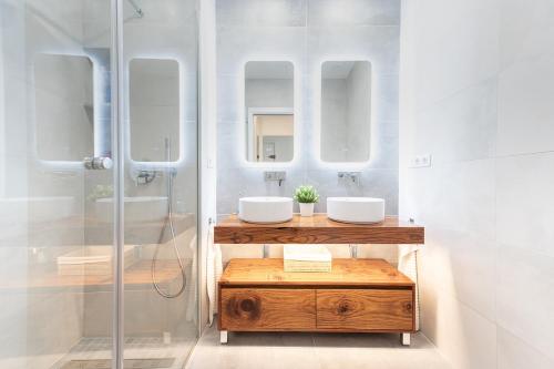 baño con 2 lavabos y ducha con espejos en Magec Santa Cruz, en Santa Cruz de Tenerife