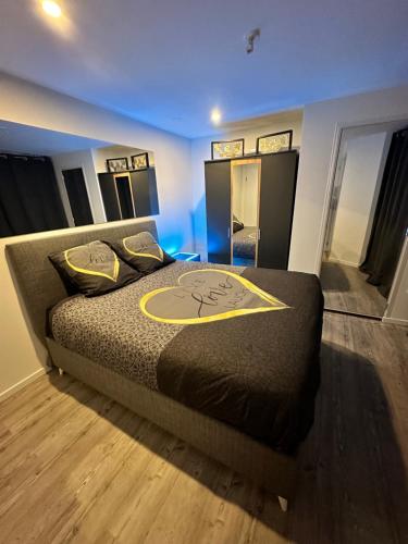 a bedroom with a large bed in a room at Appartement cosy jacuzzi spa 70M2 in Châtenois