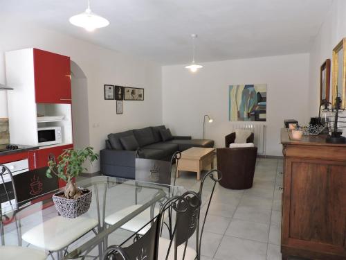 un salon avec un canapé et une table dans l'établissement La Villa Sepia - Piscine privée et chauffée, à Montblanc