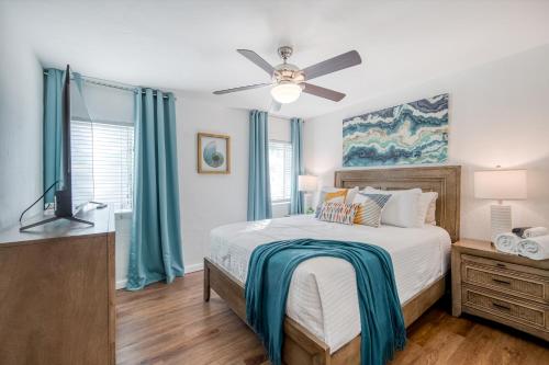1 dormitorio con 1 cama y ventilador de techo en Casa De Las Olas, en Fort Lauderdale