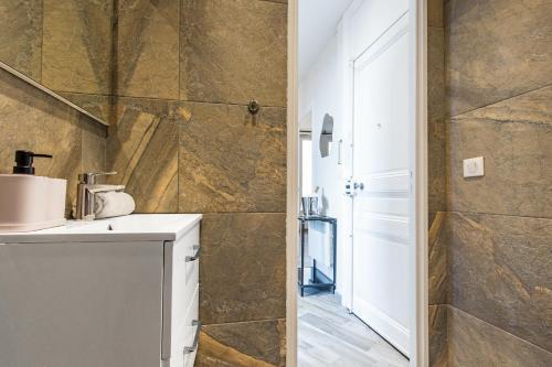 bagno con doccia piastrellata e bancone bianco di Hypercentre - 2mn Monaco - Apart. Renovated a Beausoleil