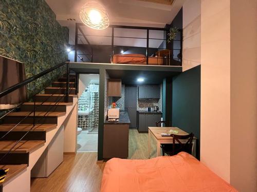 Zimmer mit einem Loft mit einem Bett und einer Treppe in der Unterkunft Tempo City Apartman in Budapest