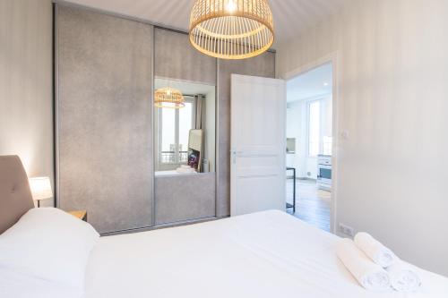 Ένα ή περισσότερα κρεβάτια σε δωμάτιο στο 2mn Monaco - Hypercentre - Appartement rénové - BI