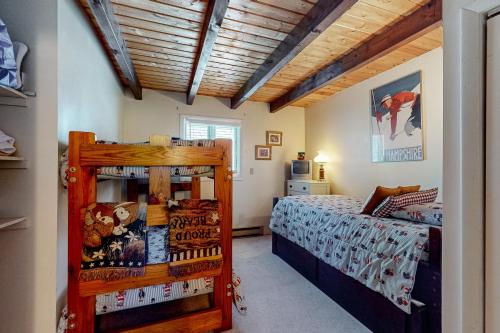 um quarto com uma cama e um beliche em Everlasting Memories em Bartlett