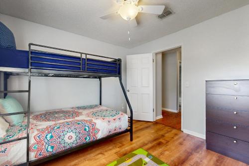a bedroom with a bunk bed and a ceiling fan at Hawks Hollow Hideaway in Jacksonville