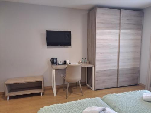 Hotel Roquiñoにあるテレビまたはエンターテインメントセンター