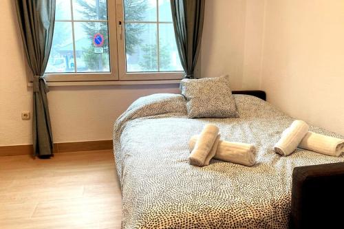 een slaapkamer met een bed met 2 kussens erop bij Estudio Plaza Maribel con parking incluido in Sierra Nevada