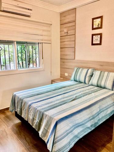 um quarto com uma cama grande num quarto em Casa centro Falls em Foz do Iguaçu