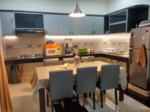Η κουζίνα ή μικρή κουζίνα στο Villa Taribandung
