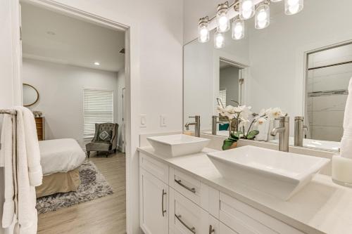 Ένα μπάνιο στο Dog-Friendly Lutz Family Home with Large Yard!