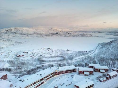 an aerial view of a resort in the snow at Fjäll-lägenhet med fantastisk utsikt in Riksgränsen