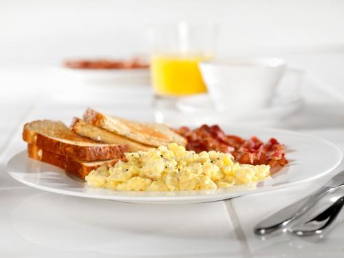 talerz śniadaniowy z jajkami, bekonem i tostem w obiekcie Moxy Boston Downtown w mieście Boston