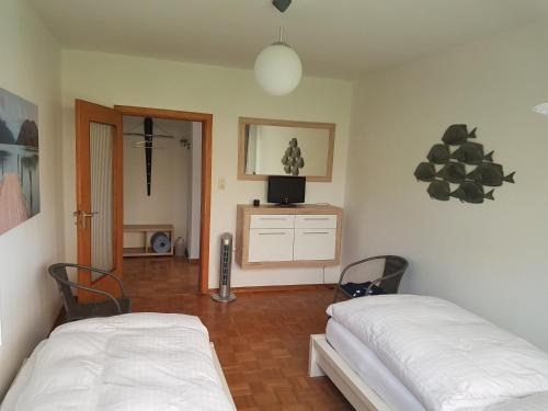 Habitación con 2 camas y TV. en R'AUSZEIT, en Niedenstein
