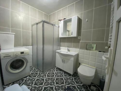 een badkamer met een wastafel en een wasmachine bij 12345 in Istanbul