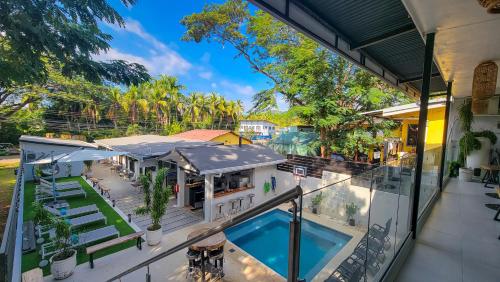 uma vista aérea de uma casa com piscina em Anika Boutique Suites em Coco
