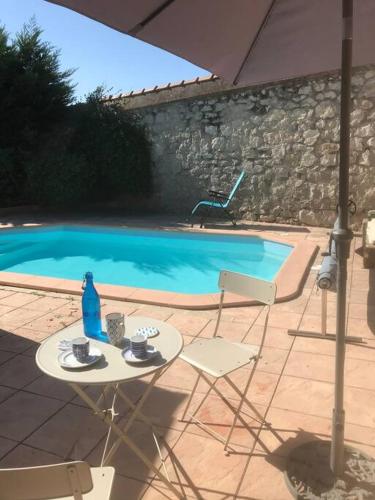 Photo de la galerie de l'établissement Studio indépendant avec piscine et terrasse, à Marseille
