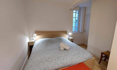 une chambre avec un lit avec un oreiller dessus dans l'établissement Appartement familial au cœur de Dieppe, à Dieppe