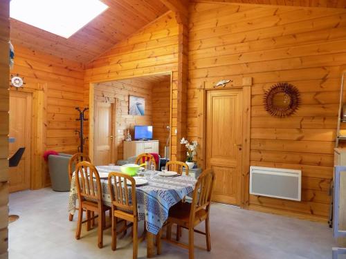 une salle à manger avec une table et des chaises dans l'établissement Les Mathes La Palmyre - MAISON CABANE des TRAPPEURS - PROCHE COMMERCES, aux Mathes