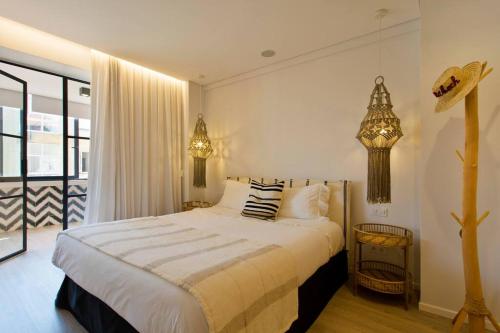 En eller flere senge i et værelse på Boutique Rentals- AL MAR Beachfront