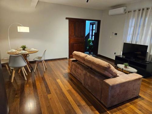 a living room with a couch and a table at Apartamento bien localizado in Ciudad del Este